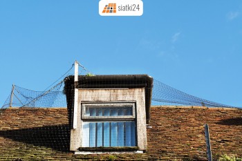  Stary dach - Bezpieczeństwo na budowie, skuteczna siatka na dach i rusztowanie 