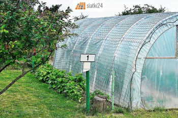  Tunel foliowy z folii w ogrodzie - zabezpieczenie tunelu foliowego przed wiatrem 